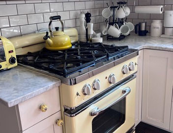 Charming Craftsman 2-bedroom bungalow, downtown but private 2