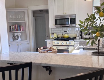 Charming Craftsman 2-bedroom bungalow, downtown but private 3