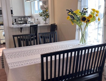 Charming Craftsman 2-bedroom bungalow, downtown but private 4
