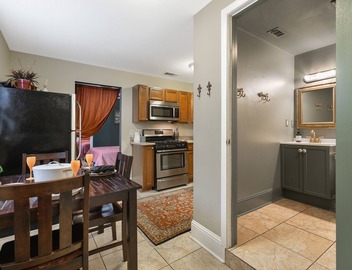Charming Creole cottage safe, parking, privacy, fenced family friend or groups, 2