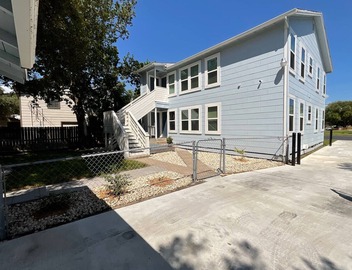Charming duplex - convenient, comfortable, Close to It All. Beach, Work & Play! 4