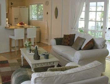 Charming Duplex with Private Yard. Pets Welcome 2