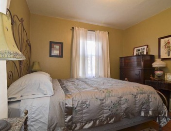 Charming Hideaway Close to Light Rail and Lake 3