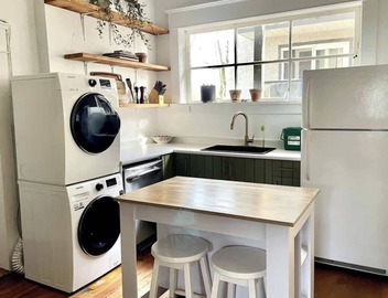*Charming high-ceiling Home in South Van w/YARD! 3
