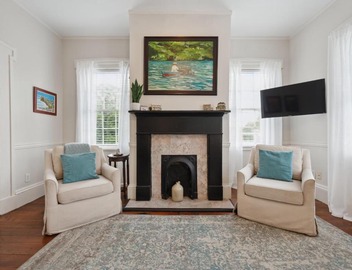 Charming Historic Duplex W Courtyard & Parking 4