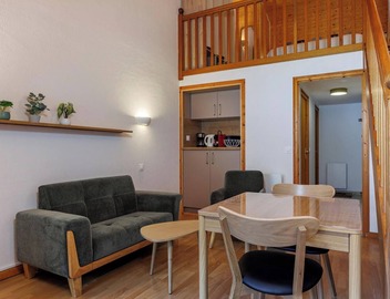 🌿 Charming little house with terrace and lake view in Talloires Welcome to Le Balcon des Primevères, an adorable semi-detached little house located on the heights of Talloires, in a peaceful and green environment 🌳 5