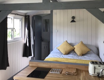 Charming Luxurious Rural Shepherds Hut 3