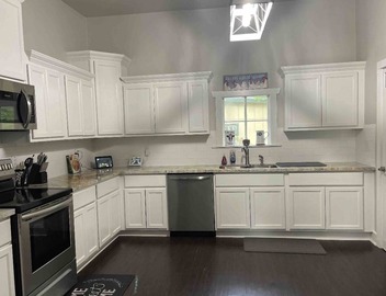 Charming Old Style Cottage. Pet Friendly! 3