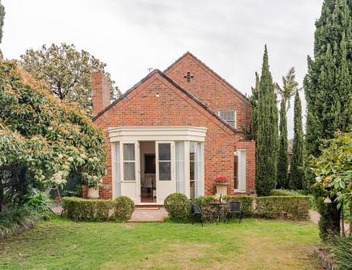 Charming Red Brick Estate in Kew 5BR & Playhouse 2