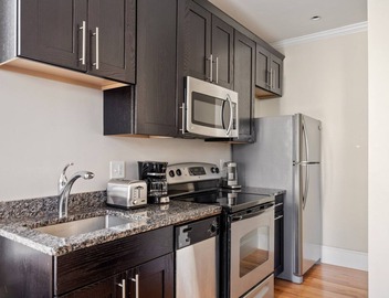 Charming Somerville 1BR nr Sullivans Square T, by Blueground 3