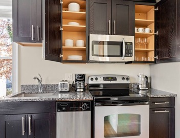 Charming Somerville 1BR nr Sullivans Square T, by Blueground 4
