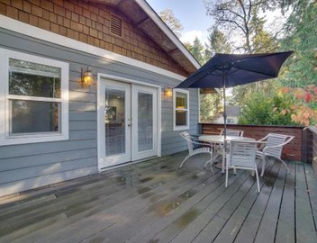 Charming Unit w/Deck ~ 3 Mi to Lake Washington! 2