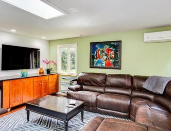 Charming Unit w/Deck ~ 3 Mi to Lake Washington! 3