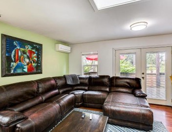 Charming Unit w/Deck ~ 3 Mi to Lake Washington! 4