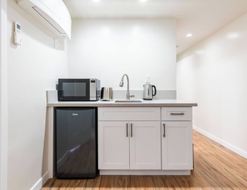 Charming contemporary master suite in La Crescenta-Montrose - minimum 30 nights 2
