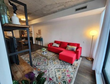 Chic 1BDR Loft with Office Space-Heart of Toronto 2