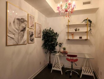 Chic 1BDR Loft with Office Space-Heart of Toronto 3