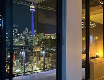 Chic 1BDR Loft with Office Space-Heart of Toronto 4