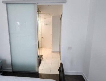 Chic 1BDR Loft with Office Space-Heart of Toronto 5