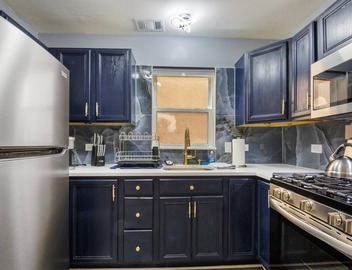 Chic 2-bedroom apartment in vibrant Chicago with AC, WiFi 3