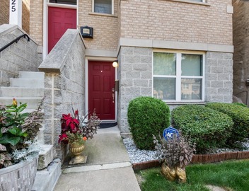 Chic 2-bedroom apartment in vibrant Chicago with AC, WiFi 5