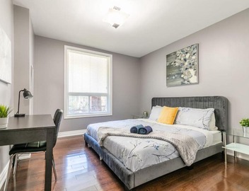 Chic 3BR apartment in Queen West, Downtown Toronto 4