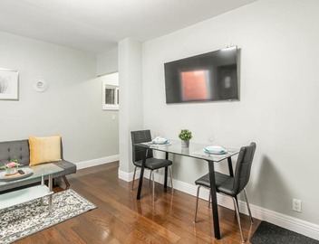 Chic 3BR apartment in Queen West, Downtown Toronto 3