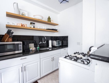 Chic Condo w Parking, AC and steps to Beach and Convention Center 2