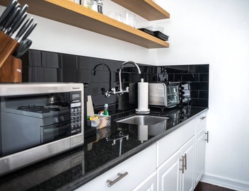 Chic Condo w Parking, AC and steps to Beach and Convention Center 3