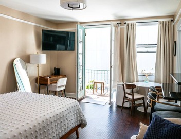 Chic Condo w Parking, AC and steps to Beach and Convention Center 5