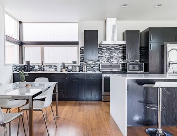 Chic Pet-Friendly Seattle Escape with City Skyline Views 3