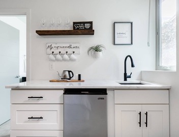 Chic Pet-Friendly Seattle Escape with City Skyline Views 4