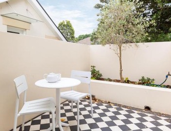 Chic Studio With Patio 20 min From CBD 4