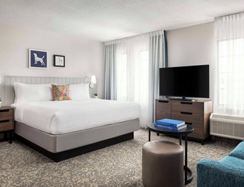 Chic Suite Ideal for Long Stays with Full Kitchen & Swimming Pool 3