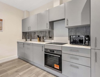 City Service Lets - Ground Floor 2 Bed Apartment in Cheam Village with Free Parking and Easy London Access 4