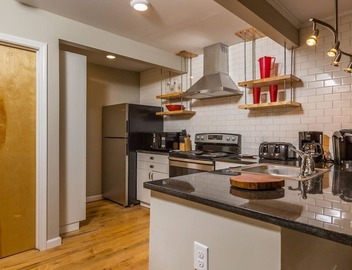 Classy 1BR Steps from WF Hospital - Free Parking 5
