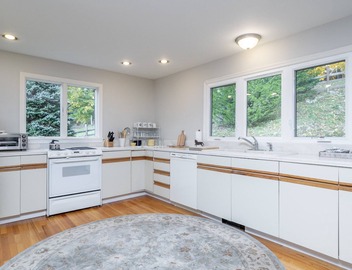 Clean & Bright 2 Bedroom Cottage shares 8 Acres 3
