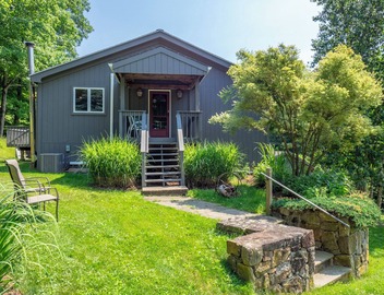 Clean & Bright 2 Bedroom Cottage shares 8 Acres 4