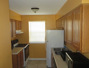 Close to Airport and Store 4