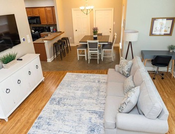 Close to LSU and Hospitals - King Beds & Pool 2