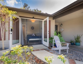 🌴 Coastal Comfort Awaits — Modern 1-Bedroom Suite Near Beach in Del Mar. 2