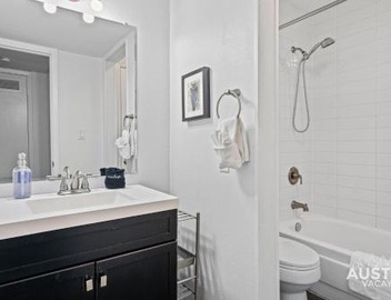 Colorful 1BR 1BA SoCo Condo Pool Skyline Views and Parking by Austin Vacay 4