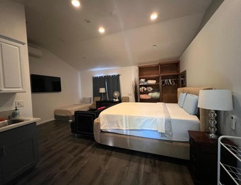 Comfortable high ceiling studio 3