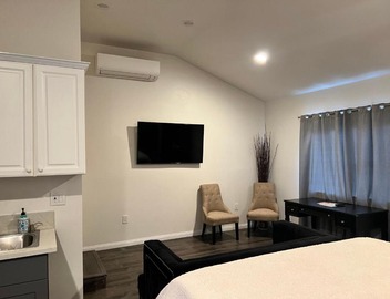 Comfortable high ceiling studio 4