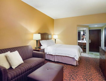 Comfortable Room Near I-76 with Free Breakfast – Perfect for Leisure and Work 2