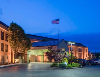Comfortable Room Near I-76 with Free Breakfast – Perfect for Leisure and Work 4