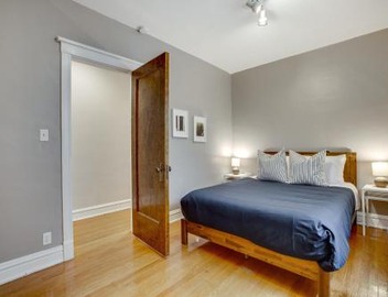 Comfortable Vintage North Side Retreat for 8 4