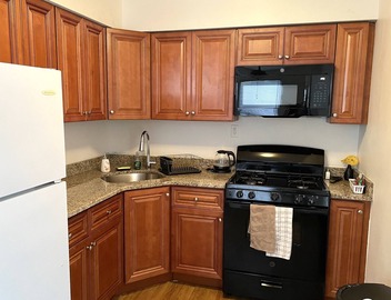 Comfy, Clean & Spacious w/2 TVs, parking, laundry 2