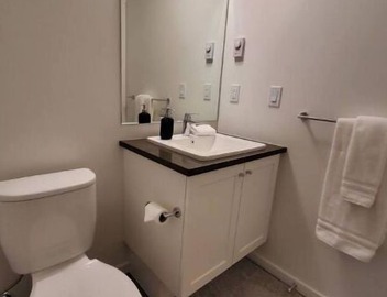 Comfy Double Bed w/Modern En-suite Bathroom 5