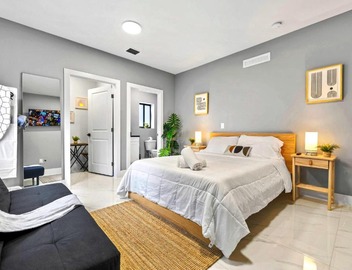 Comfy Studio W Beautiful Space! 5